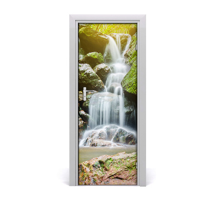 Poszter tapéta ajtóra Vízesés a zöld erdőben