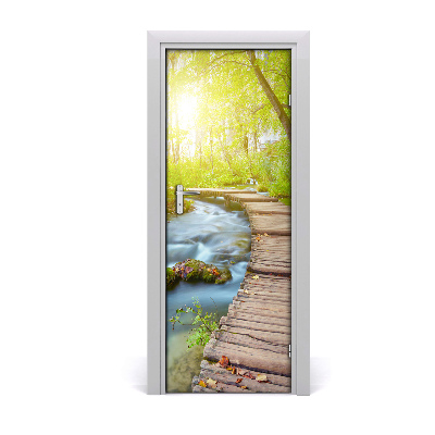 Ajtóposzter öntapadós Faoszlopokból készült ösvény az erdőben