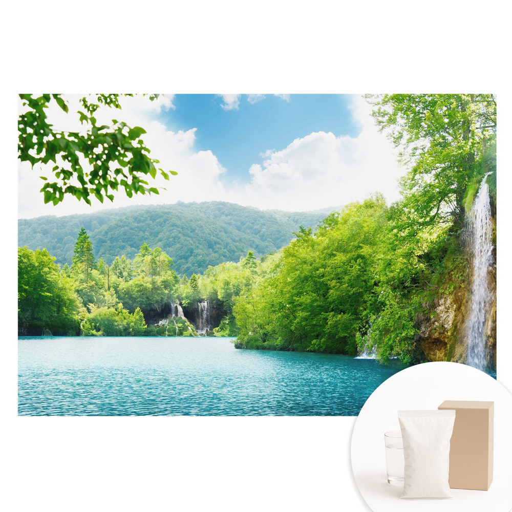 Nem szőtt anyagra nyomtatott fotótapéta Vízesés a zöld hegyek között