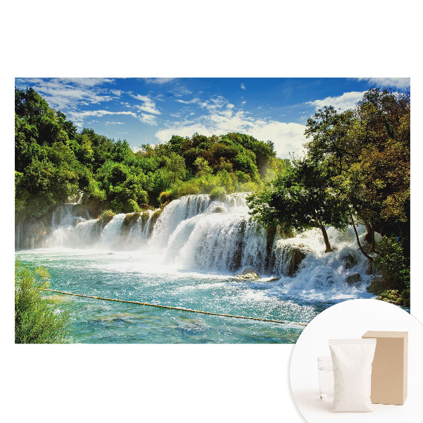 Nem szőtt tapéta nyomtatással Vízesés a napsütéses zöld tájban