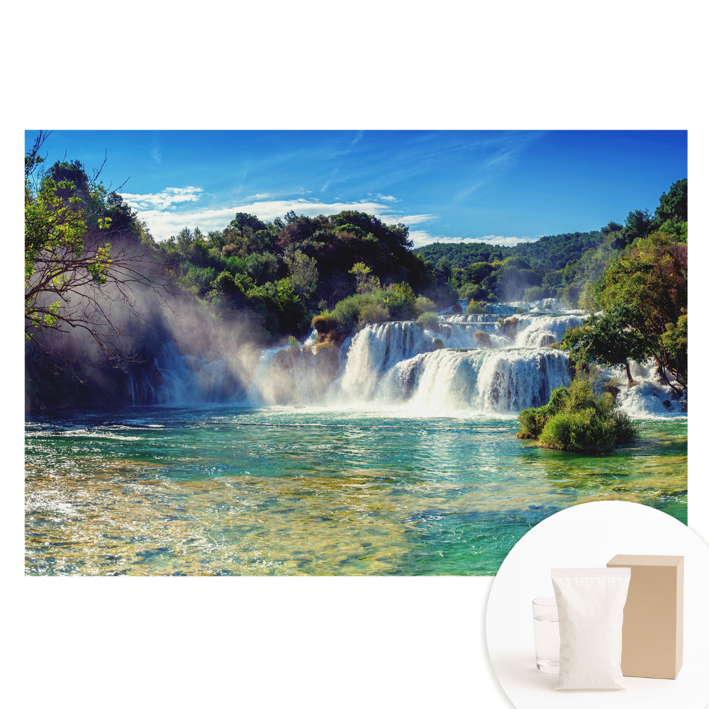 Nem szőtt fotótapéta Lenyűgöző vízesés, zöld növényzettel körülvéve