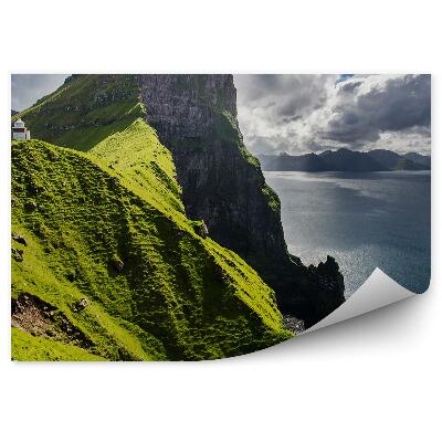 Poszter tapéta Kallur világítótorony Feröer-szigetek hegyek fű óceán égbolt felhők