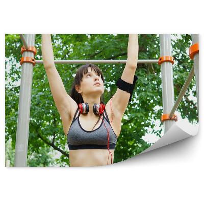 Fotótapéta Nő felemeli magát a bárban