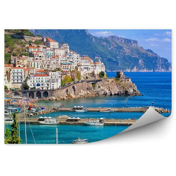 Poszter tapéta Amalfi tengerpart épületek tenger hegyek felhők fák jachtok Nápoly