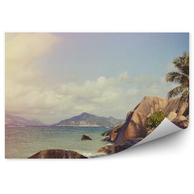 Fotótapéta tengerpart óceán sziklák növények hegyek ég felhők Seychelle-szigetek