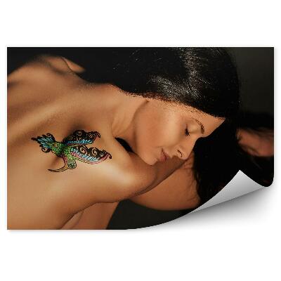 Öntapadó fotótapéta Fekete hajú félmeztelen lány színes tetoválás