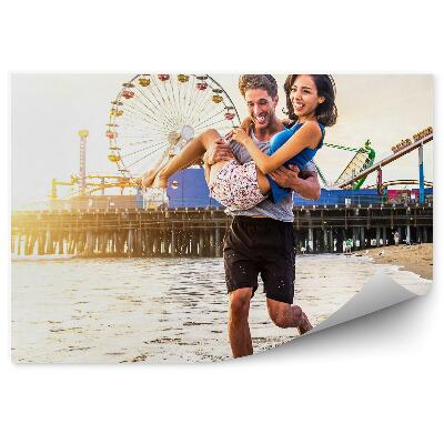 Öntapadós fotótapéta Boldog pár vidámpark tenger partján