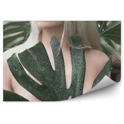 Kép tapéta Szőke meztelen trópusi nedves levelek