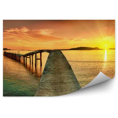 Öntapadós fotótapéta Panorámás kilátás egy trópusi strandra szörfösökkel naplementekor.