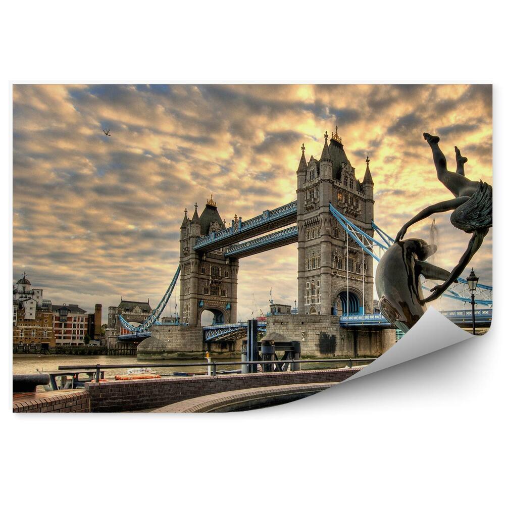 Poszter tapéta Tower Bridge szökőkút Temze épületek ég felhők Londonban