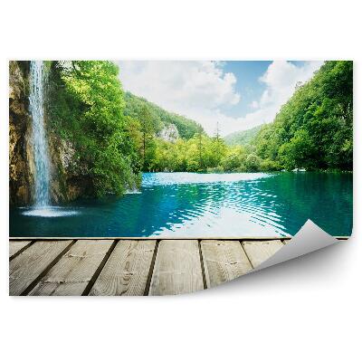Öntapadós fotótapéta falra Vízesés mély erdő horvátország tó égbolt felhők fa mólón