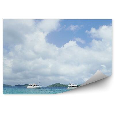 Poszter tapéta Yachtok óceán hegyek ég felhők