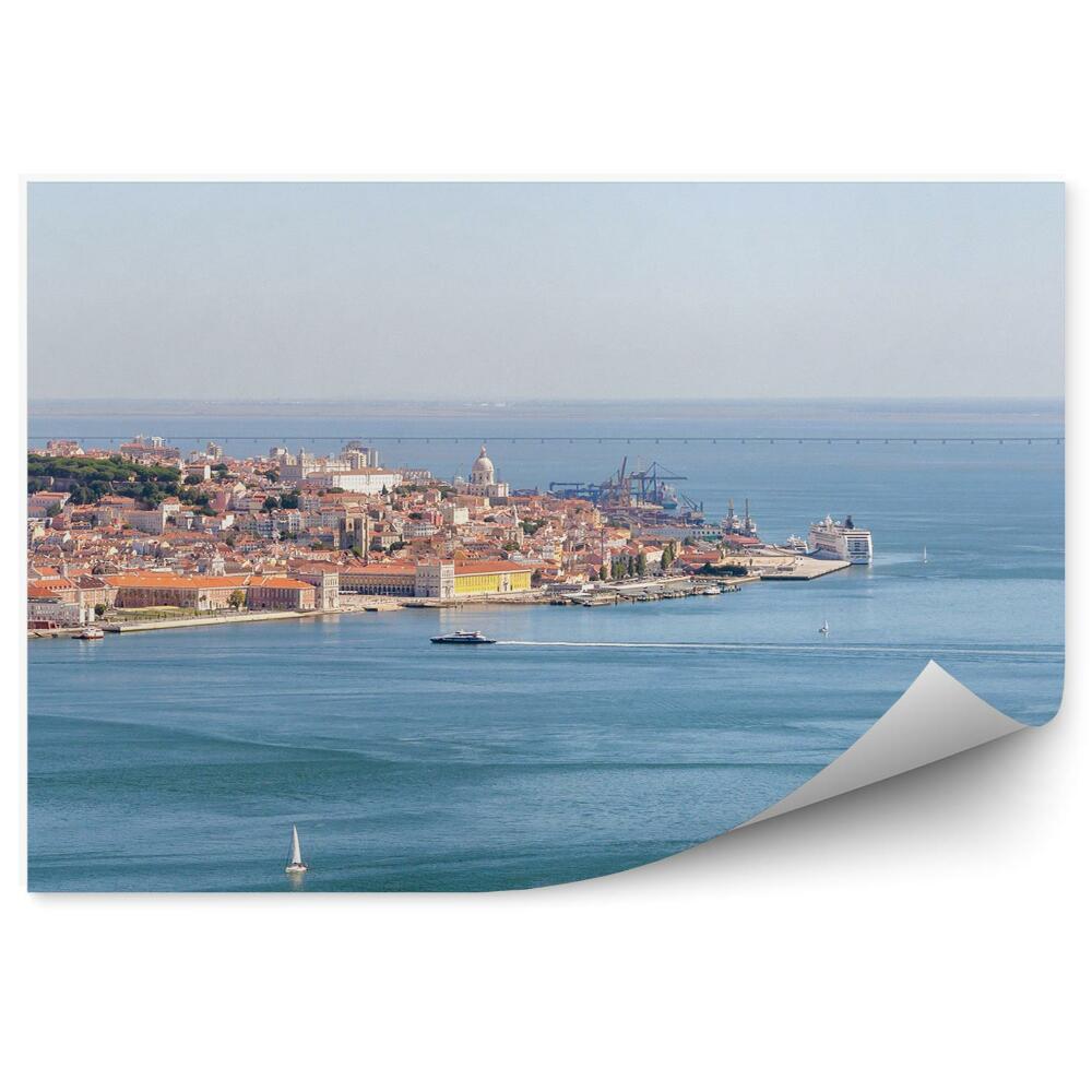 Fotótapéta Panorámás kilátás a lisszaboni óváros óceánjára jachtokkal