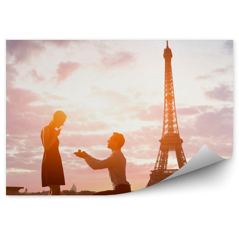 Fotótapéta Romantikus eljegyzés a párizsi Eiffel-torony hátterében