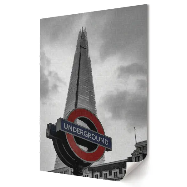 London ikonikus látképe és metrótáblája poszter