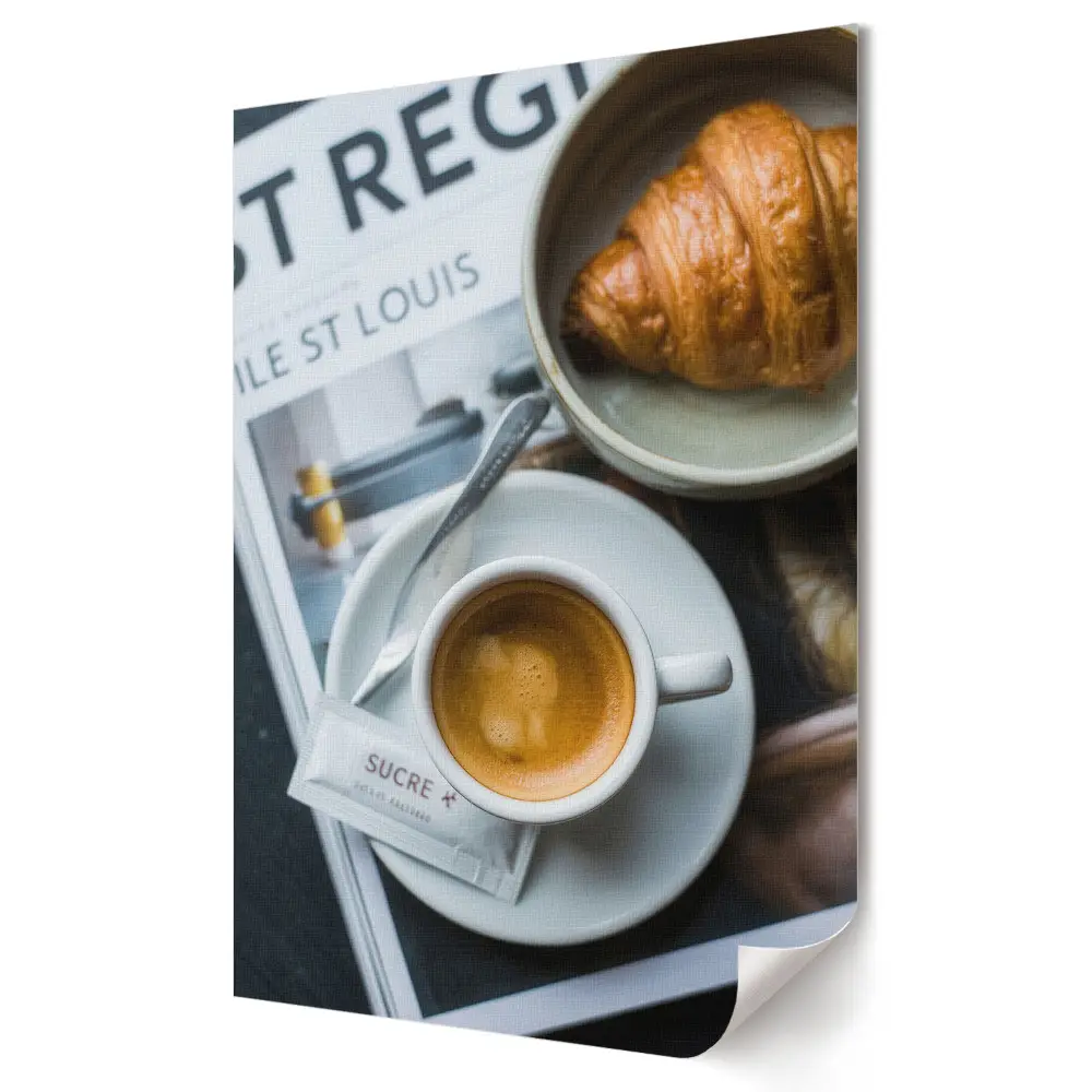 Reggeli kávé croissant-nal és újsággal fali poszter