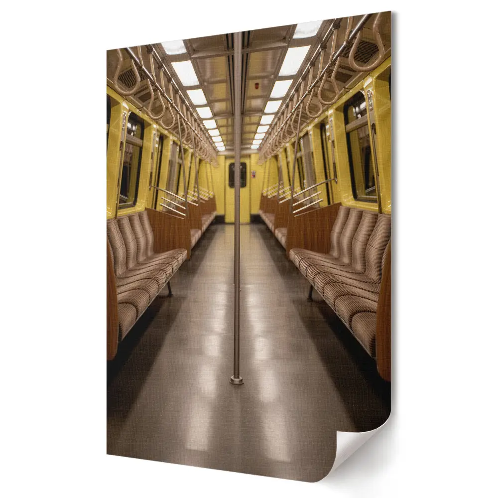Üres metrókocsi meleg színekben fali poszter
