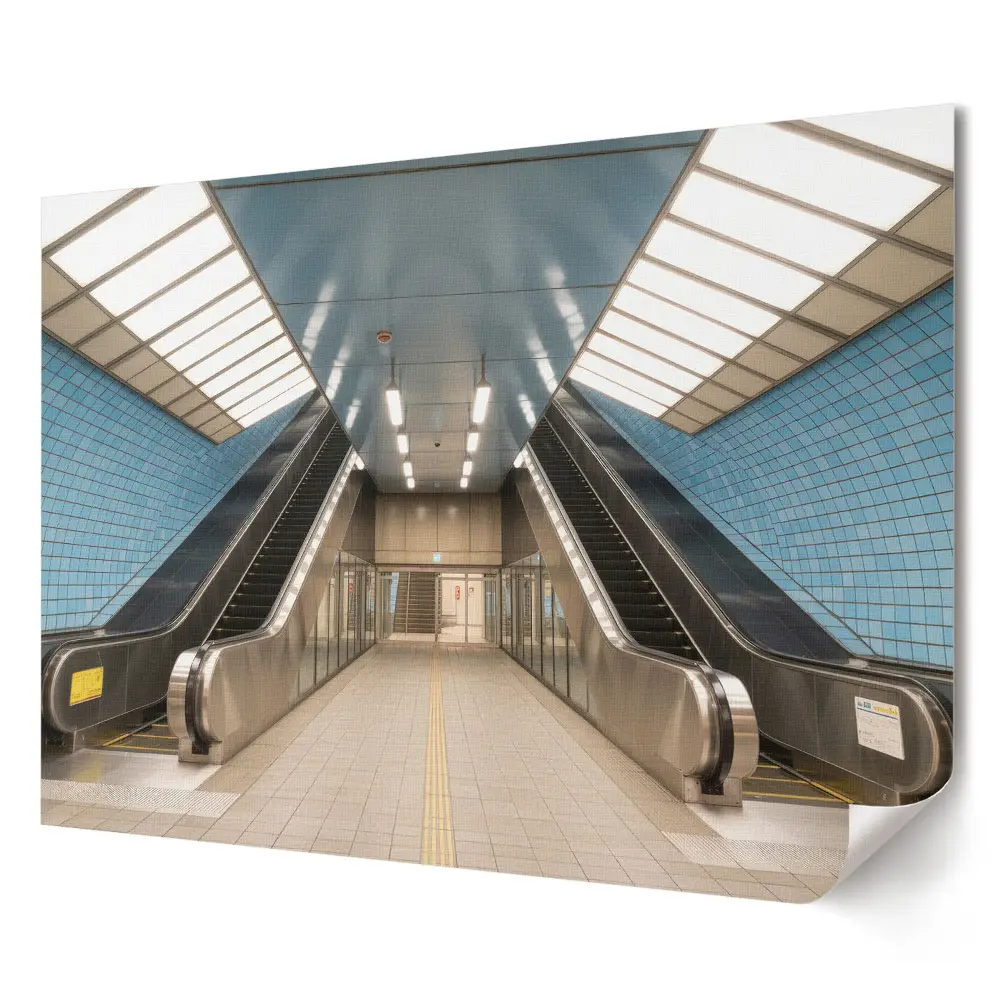 Modern metróállomás mozgólépcsőkkel fali poszter
