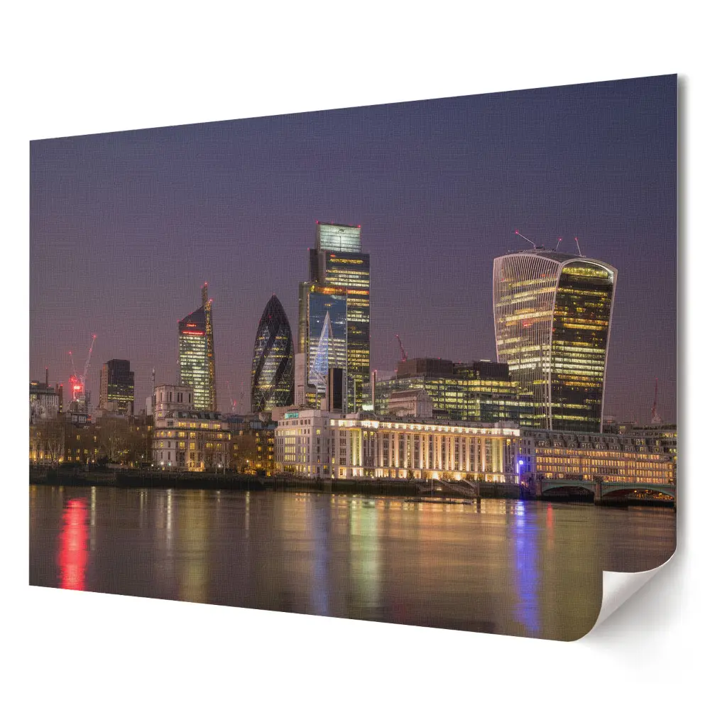 London éjszakai panorámája a Temze folyóval plakát