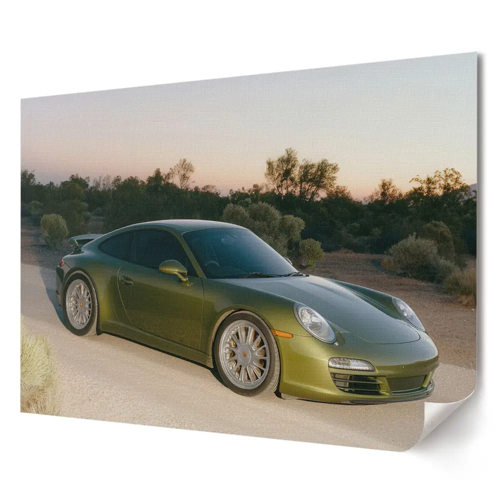Zöld Porsche a sivatagi úton poszter