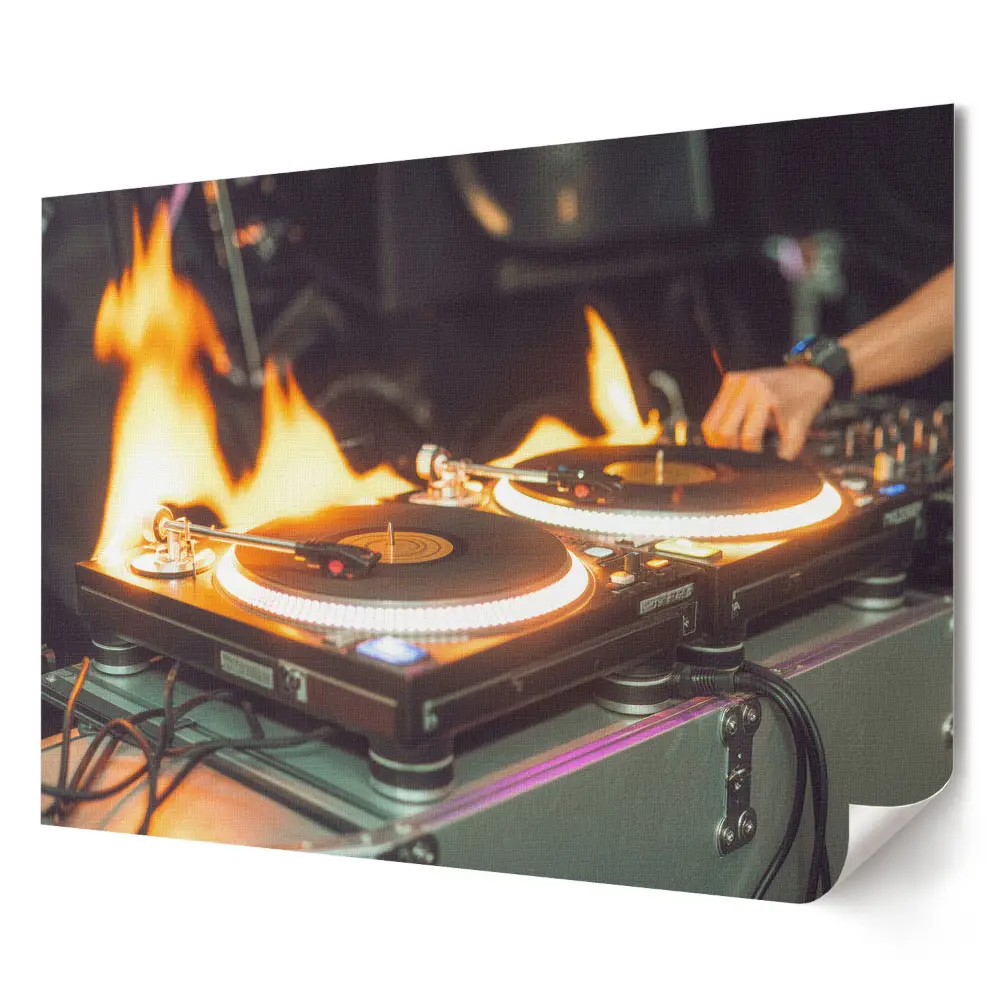 Plakát: DJ lángoló lemezjátszókkal a színpadon
