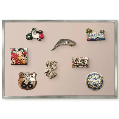Minimalista stílusú mágneses tábla utazási mágnesekhez ezüst kerettel, bézs színben
