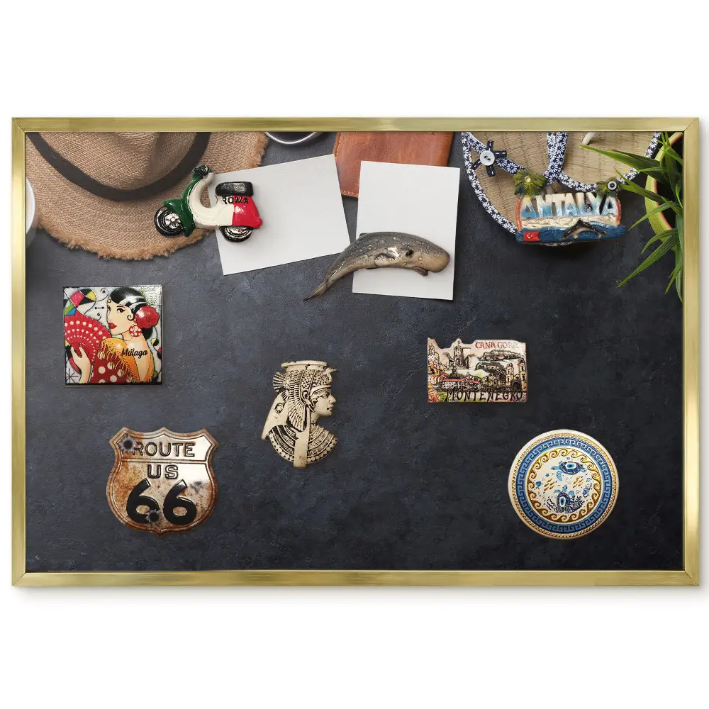 Fém tábla mágneseknek arany kerettel és nyári kiegészítők mintával, sötét háttéren