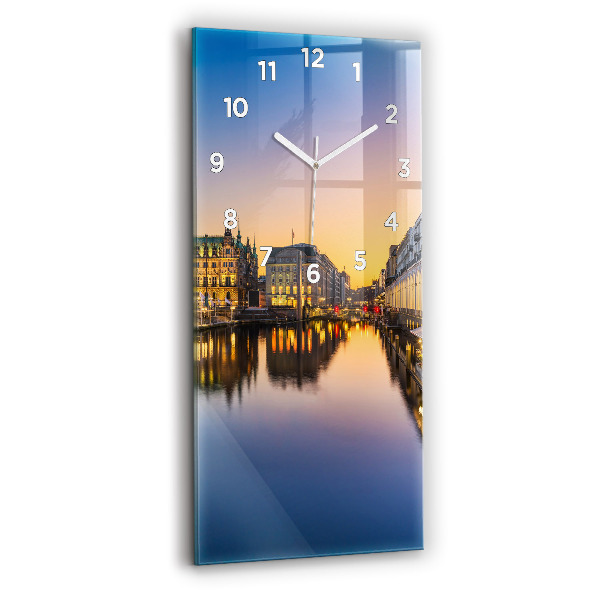 Négyszögletes üvegóra Hamburg városháza