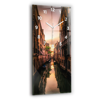 Négyszögletes üvegóra Kilátás a csatornára a városban