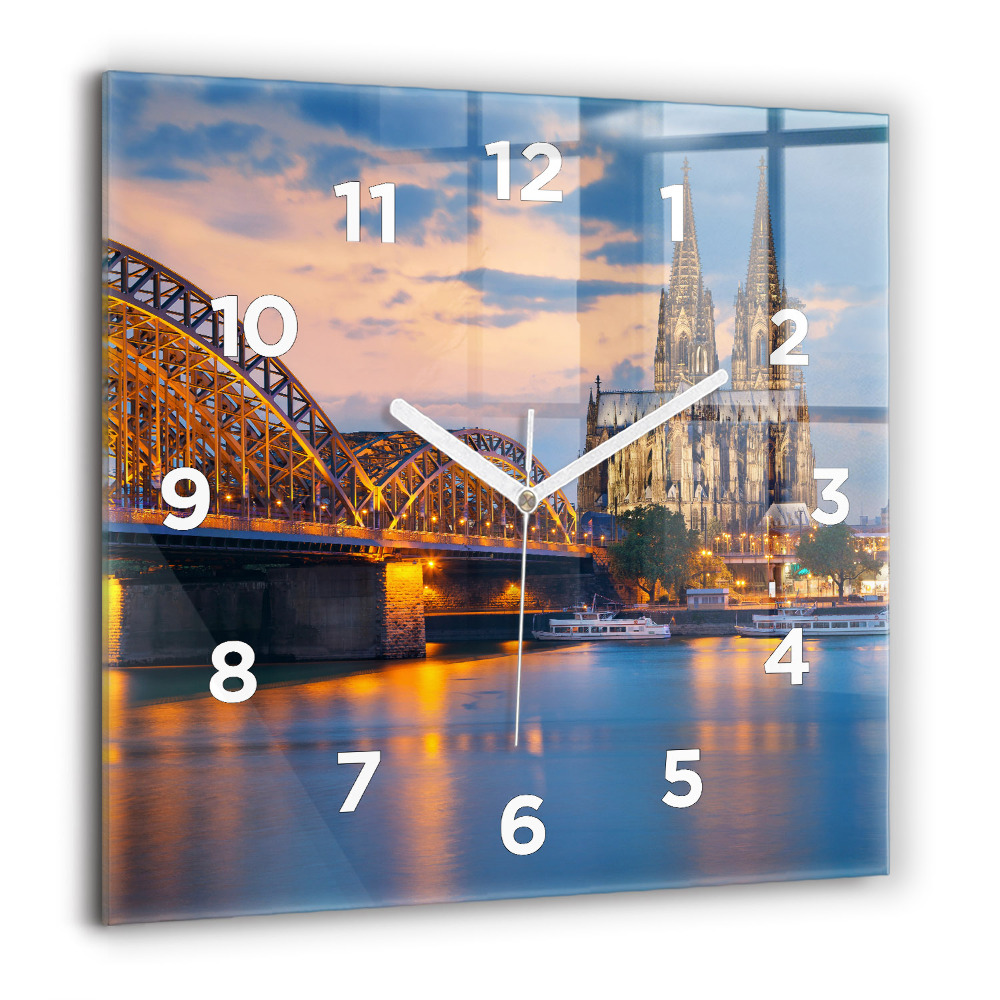 Négyzet alakú üvegóra 60x60 A városháza látképe