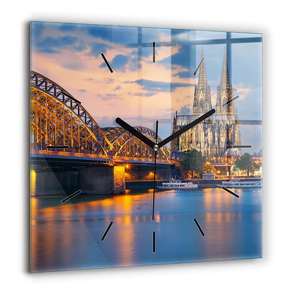 Négyzet alakú üvegóra 60x60 A városháza látképe