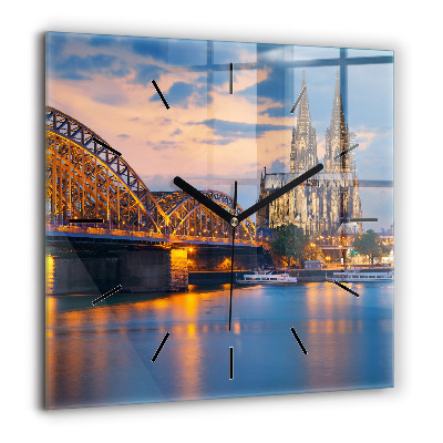 Négyzet alakú üvegóra 60x60 A városháza látképe